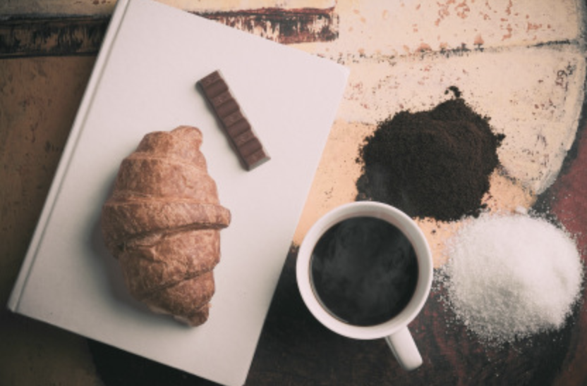 croissant, čokoláda, cukr a káva