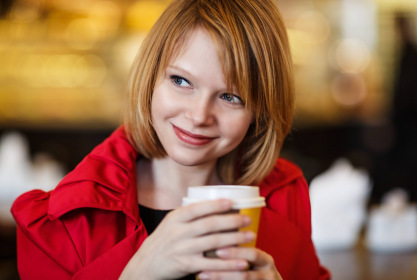 Dívka s kelímkem kávy